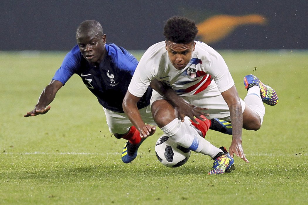 N&#39;Golo Kanté z Francie v souboji s Westonem McKenniem z USA