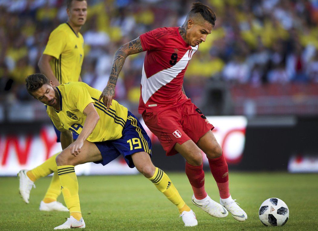 Paolo Guerrero z Peru v souboji o míč s Marcusem Rohdenem ze Švédska