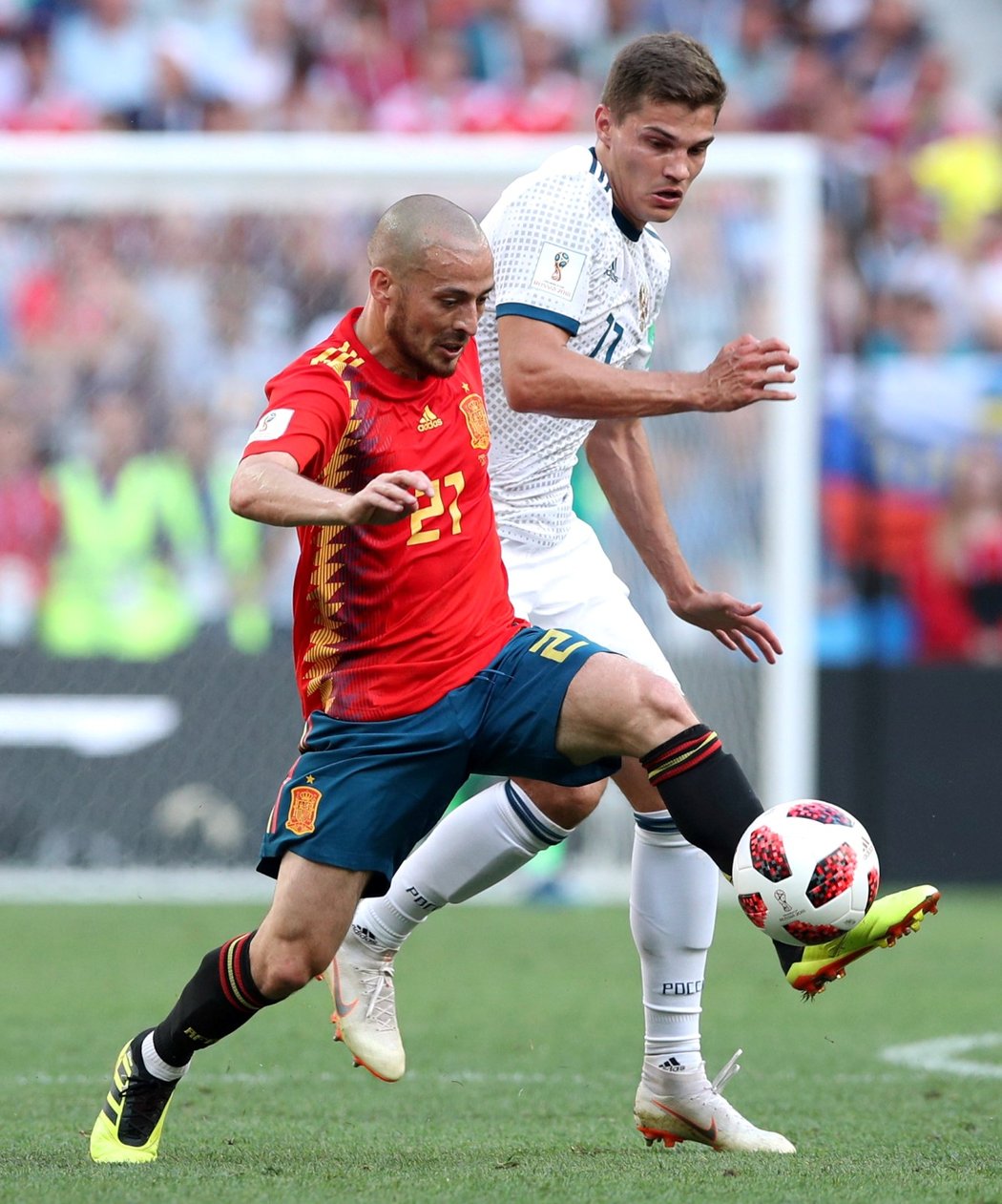 David Silva v souboji s ruským záložníkem Romanem Zobninem