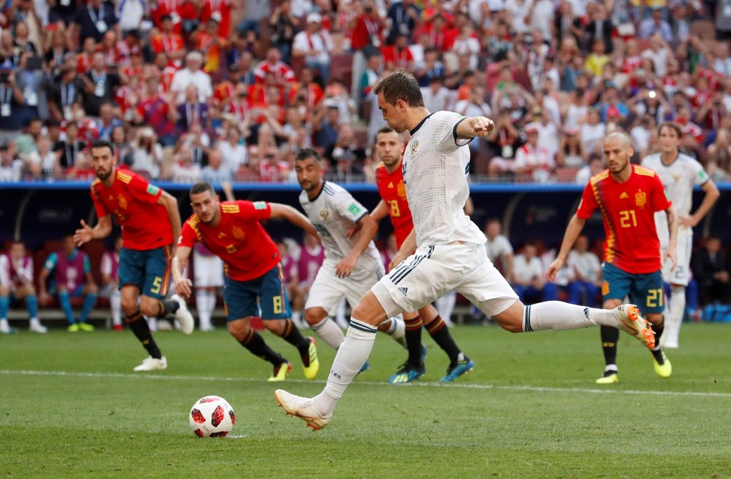 Artjom Dzjuba těsně před vyrovnávací střelou z penalty