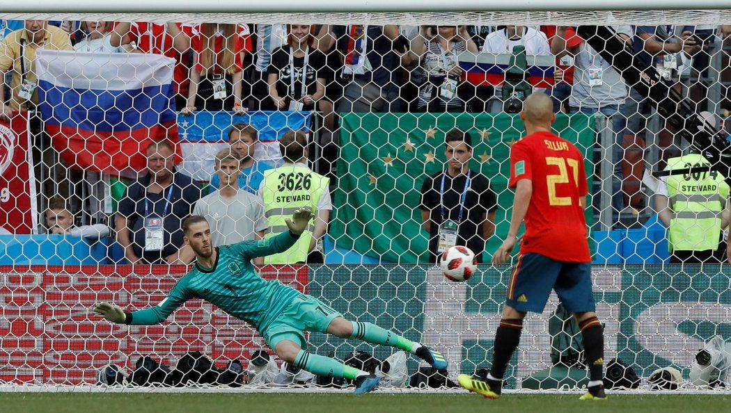 Španělský brankář David de Gea inkasuje z penalty