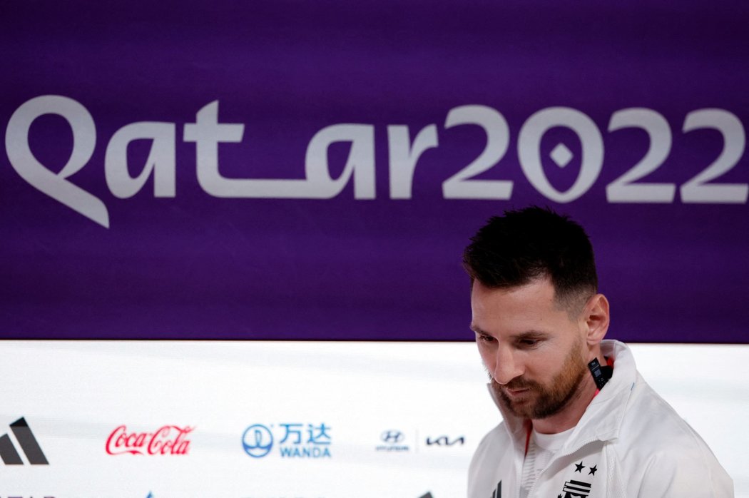 Lionel Messi přichází na tiskovou konferenci před MS