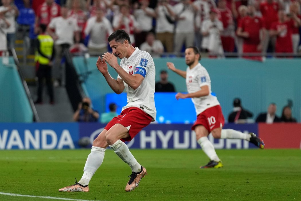 Polský kapitán Robert Lewandowski proti Mexiku nedal penaltu