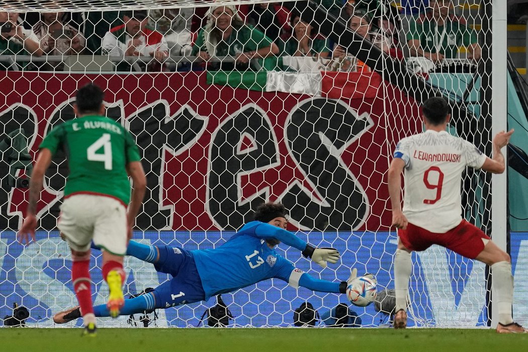 Polský kapitán Robert Lewandowski proti Mexiku nedal penaltu