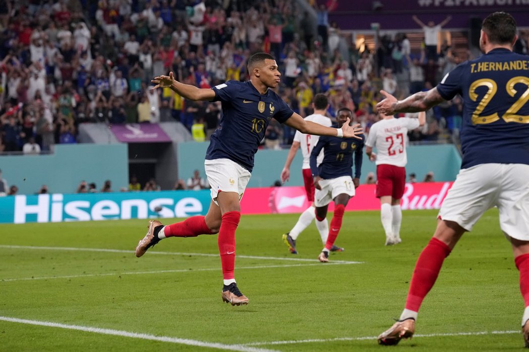 Kylian Mbappé slaví gól proti Dánsku