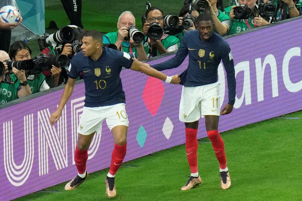 Kylian Mbappé slaví první gól na letošním MS