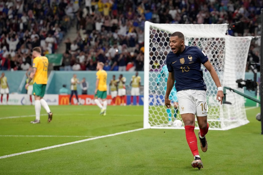 Kylian Mbappé slaví první gól na letošním MS