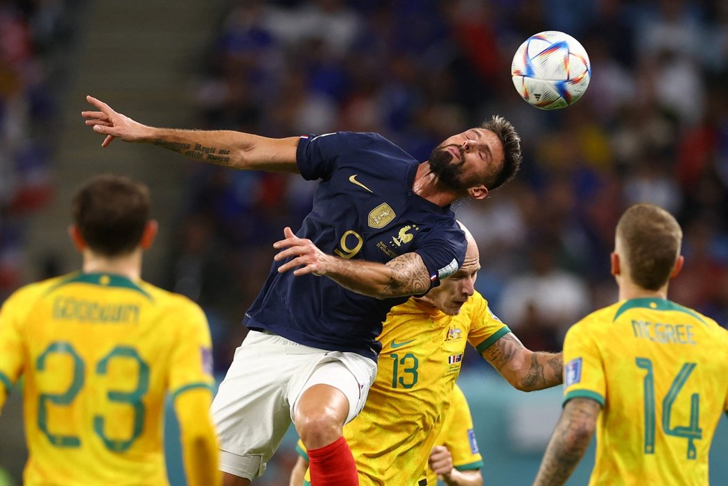 Olivier Giroud v duelu MS s Australany