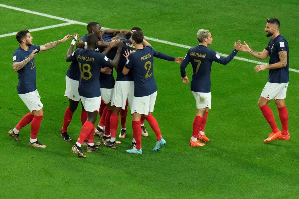 Francouzi oslavují gól proti Austrálii