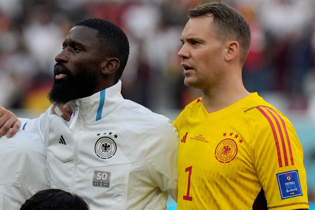 Antonio Rüdiger a Manuel Neuer před duelem MS proti Japonsku