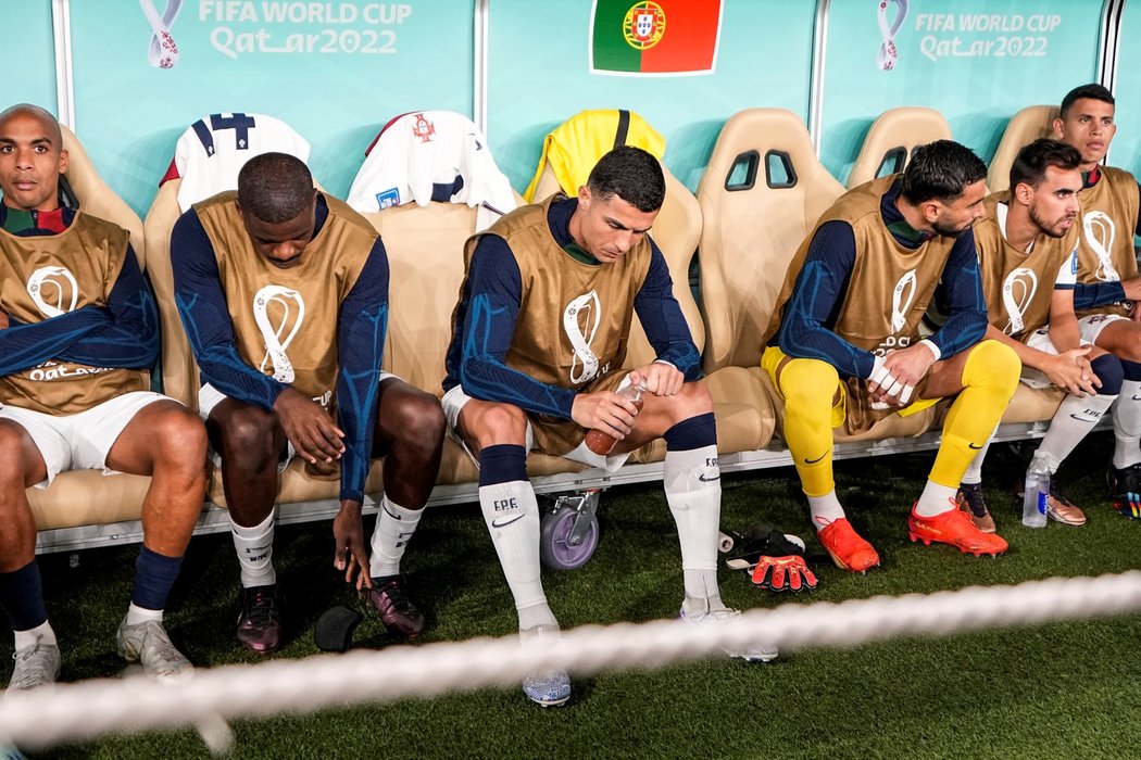Cristiano Ronaldo na portugalské lavičce během zápasu s Marokem