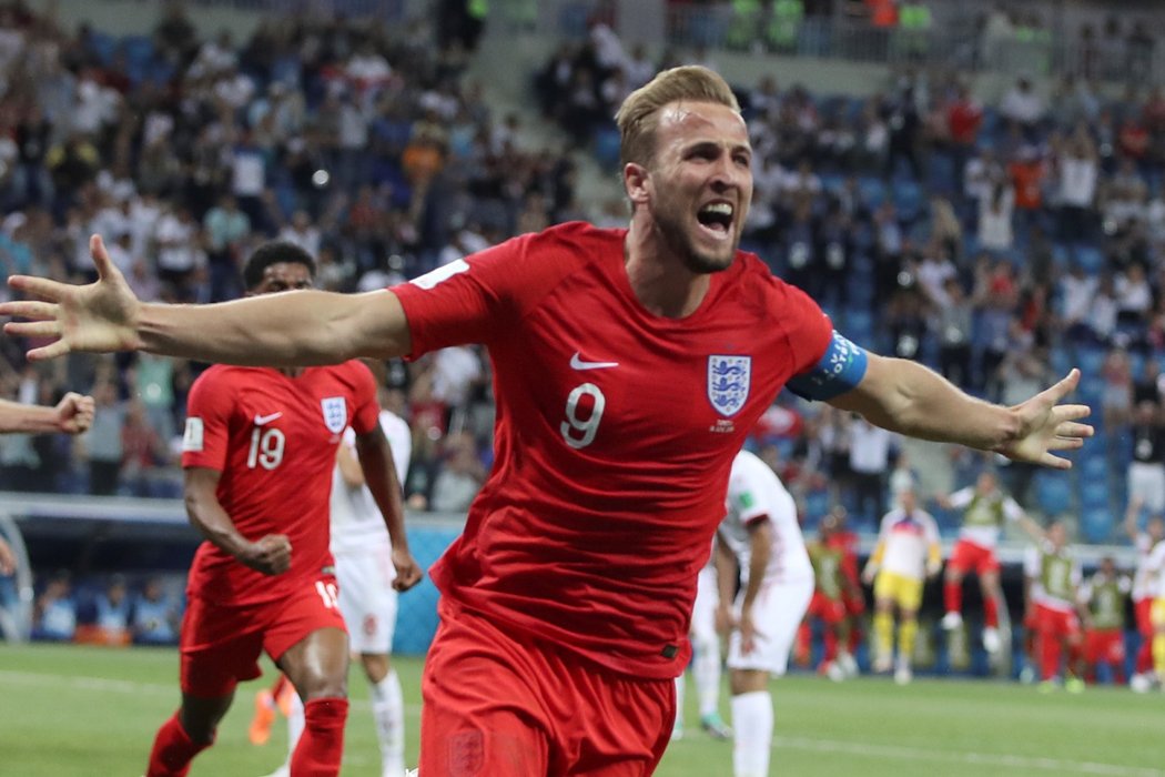 Anglický kapitán Harry Kane slaví branku do sítě Tuniska