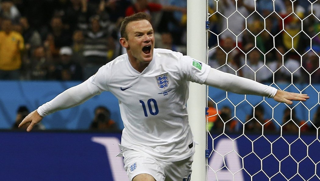 Wayne Rooney se raduje z gólu na 1:1 proti Uruguaye