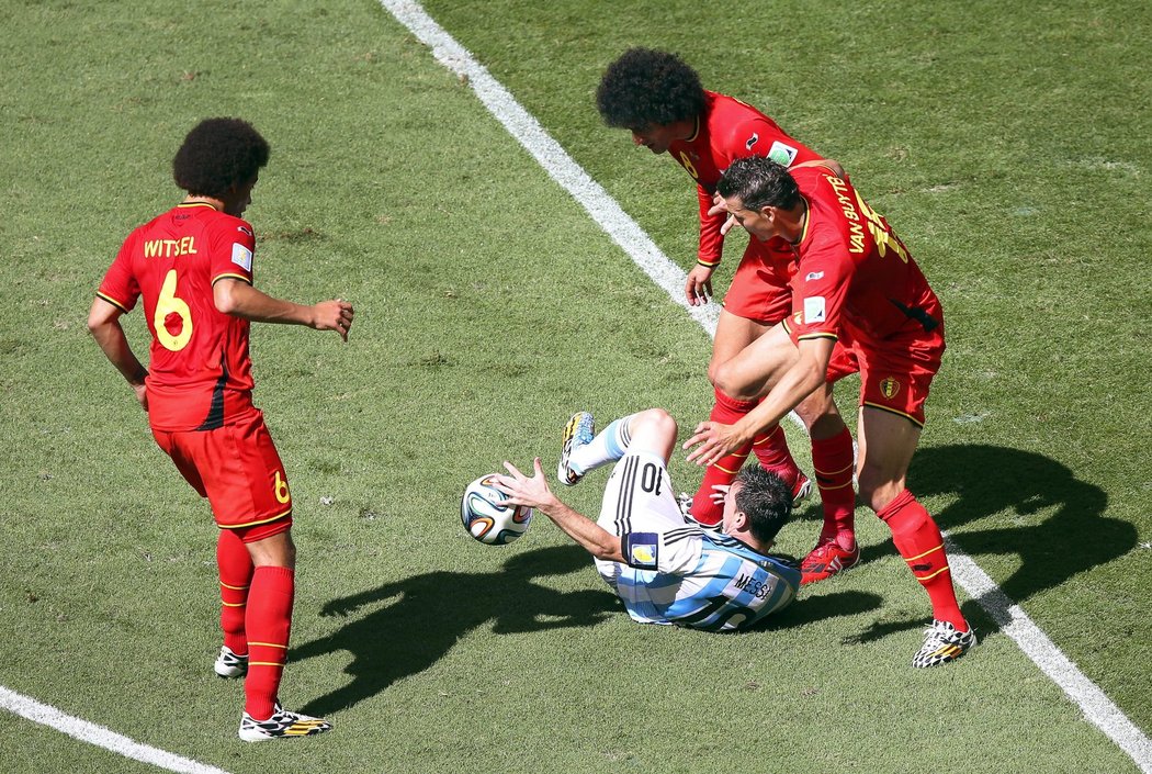 Messi byl často u míče a Belgičané ho zastavovali i za cenu faulu.