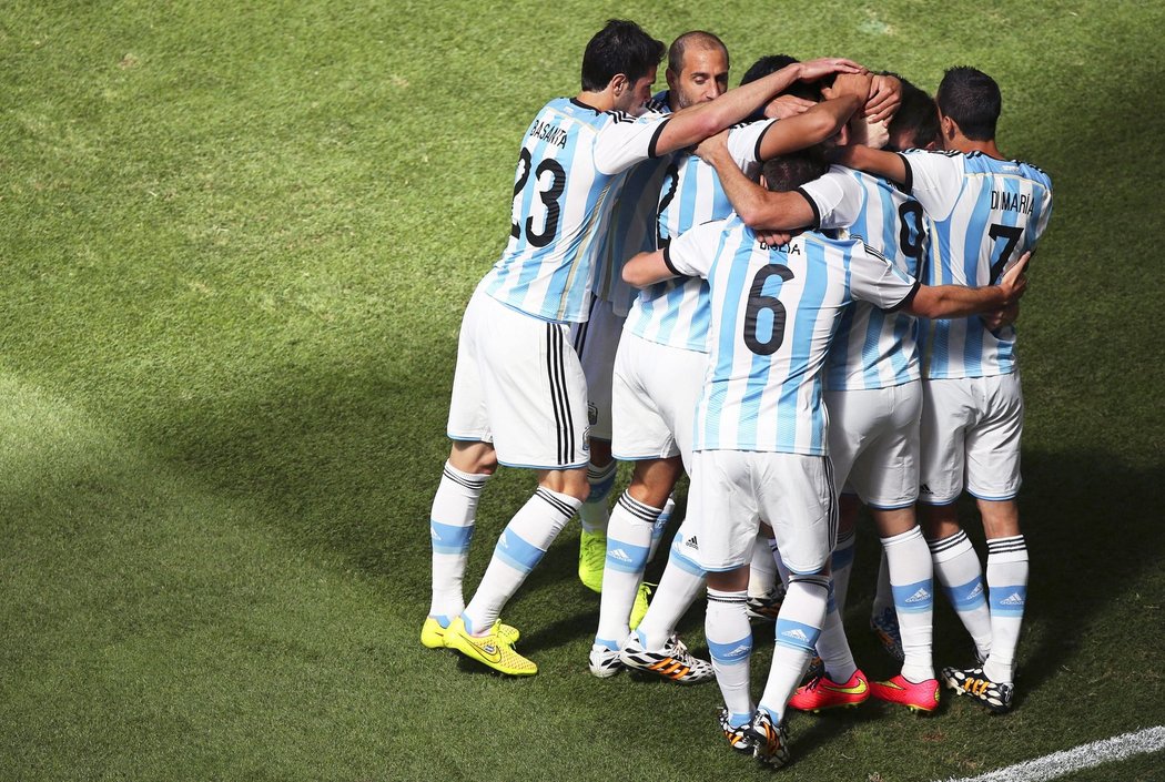 Argentinci slaví gól Gonzala Higuaina.