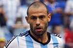 Argentinec Javier Mascherano nastupuje ve středu zálohy.