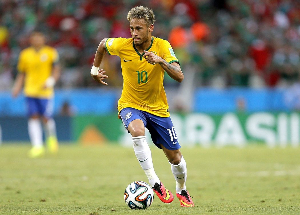 Obarvený Brazilec Neymar oslnil spíš zmenou vizáže než výkonem.