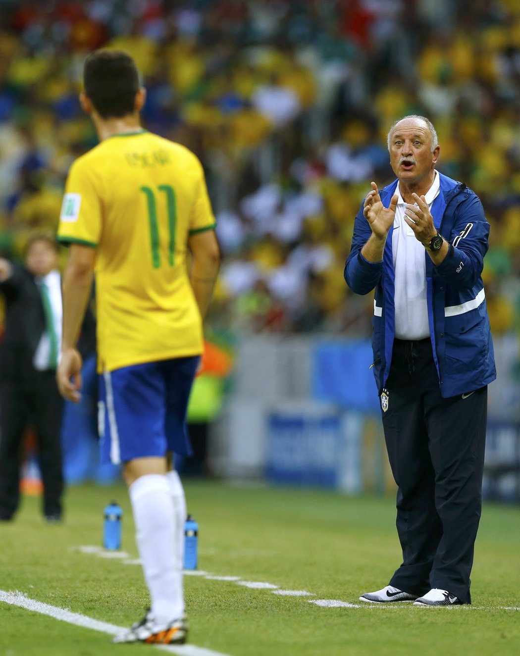 Trenér brazilského výběru Scolari dává instrukce Oscarovi.