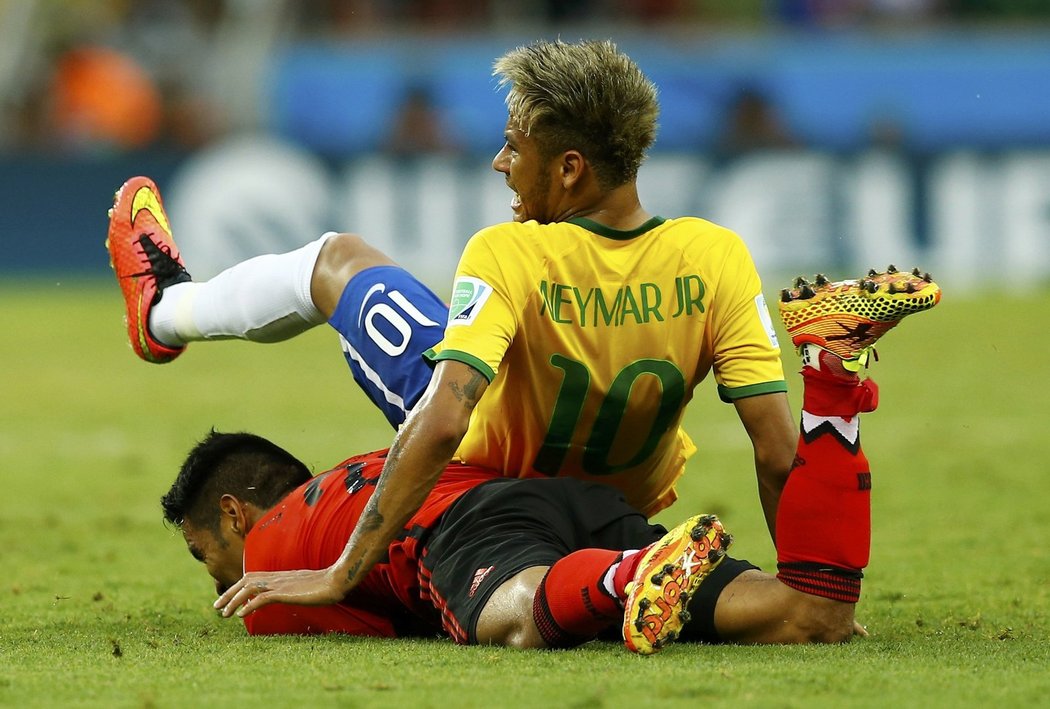 Brazilec Neymar si ustlal na Mexičanovi Vazquezovi.