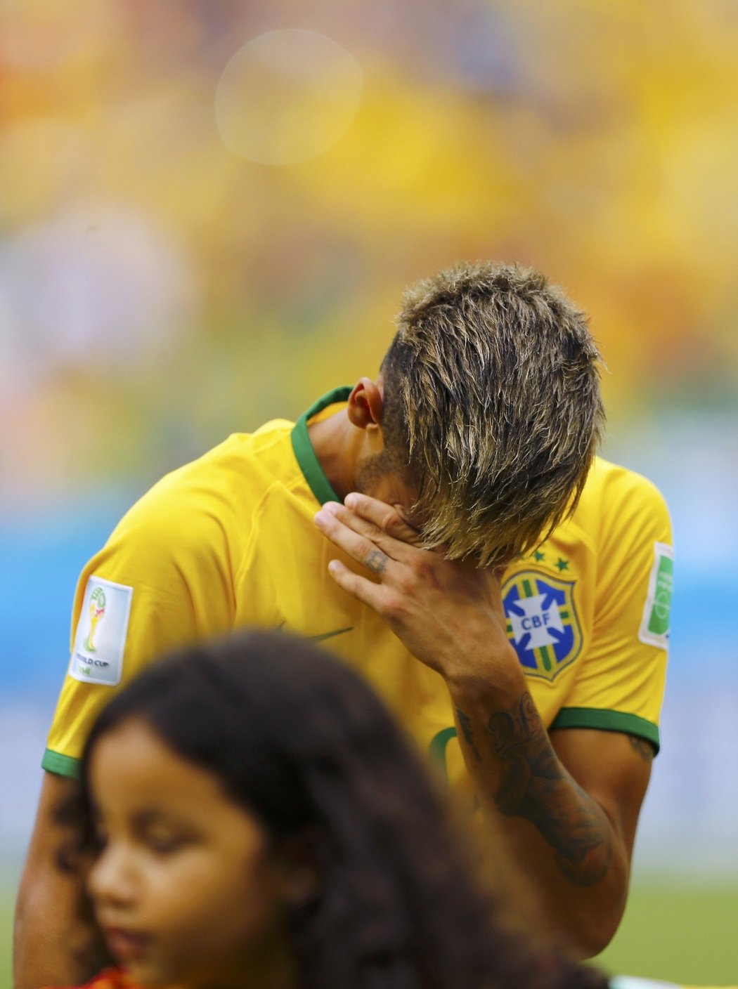 Brazilská hvězda Neymar pláče.