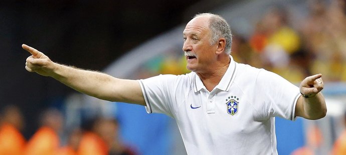 Scolari gestikuluje směrem k hráčům Brazílie