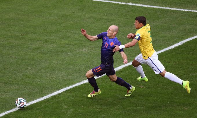 Robben doplachtil až do vápna! Místo penalty měla být červená Robben doplachtil až do vápna! Místo penalty měla být červená