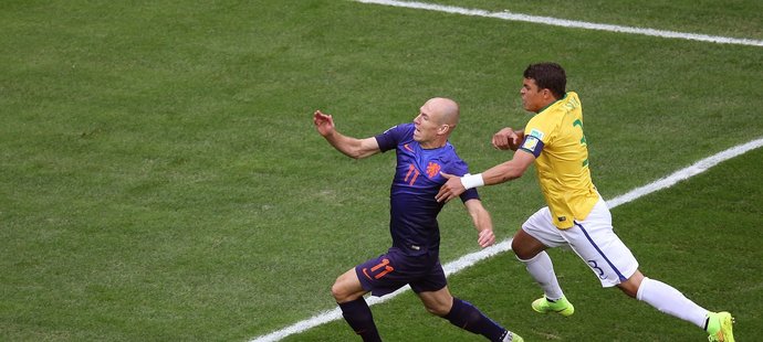 Arjen Robben si vynutil faul Thiaga Silvy a vybojoval pro Nizozemce penaltu