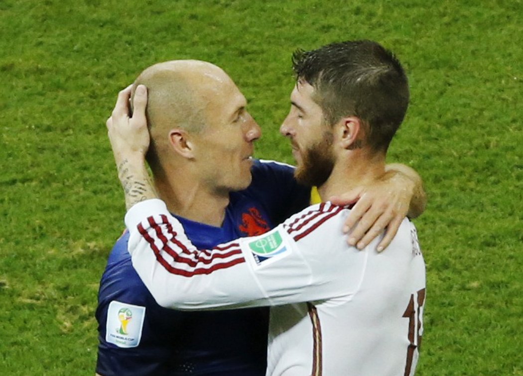 Setkání dvou bývalých spoluhráčů z Realu. Arjen Robben a Sergio Ramos.
