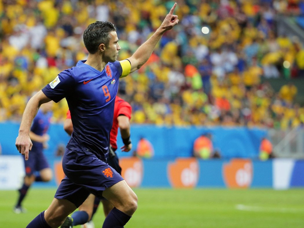 Robin van Persie oslavuje proměněnou penaltu proti Brazílii