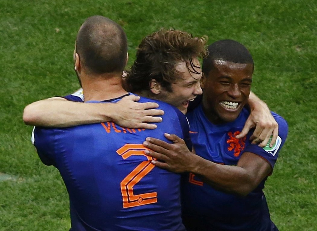 Daley Blind se se spoluhráči raduje z druhé branky do sítě Brazílie