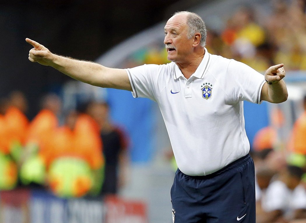 Scolari gestikuluje směrem k hráčům Brazílie