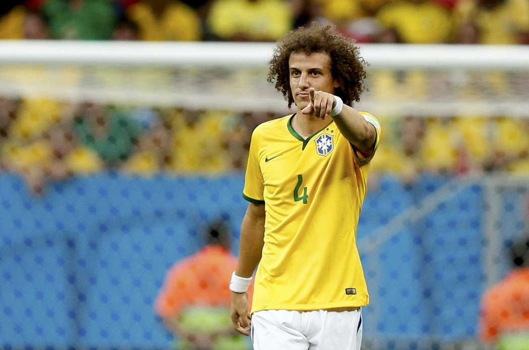 David Luiz se snaží povzbudit spoluhráče během utkání s Nizozemskem