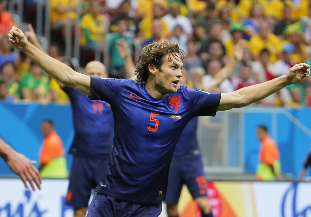 Daley Blind oslavuje gól v utkání o bronz na MS s Brazílií