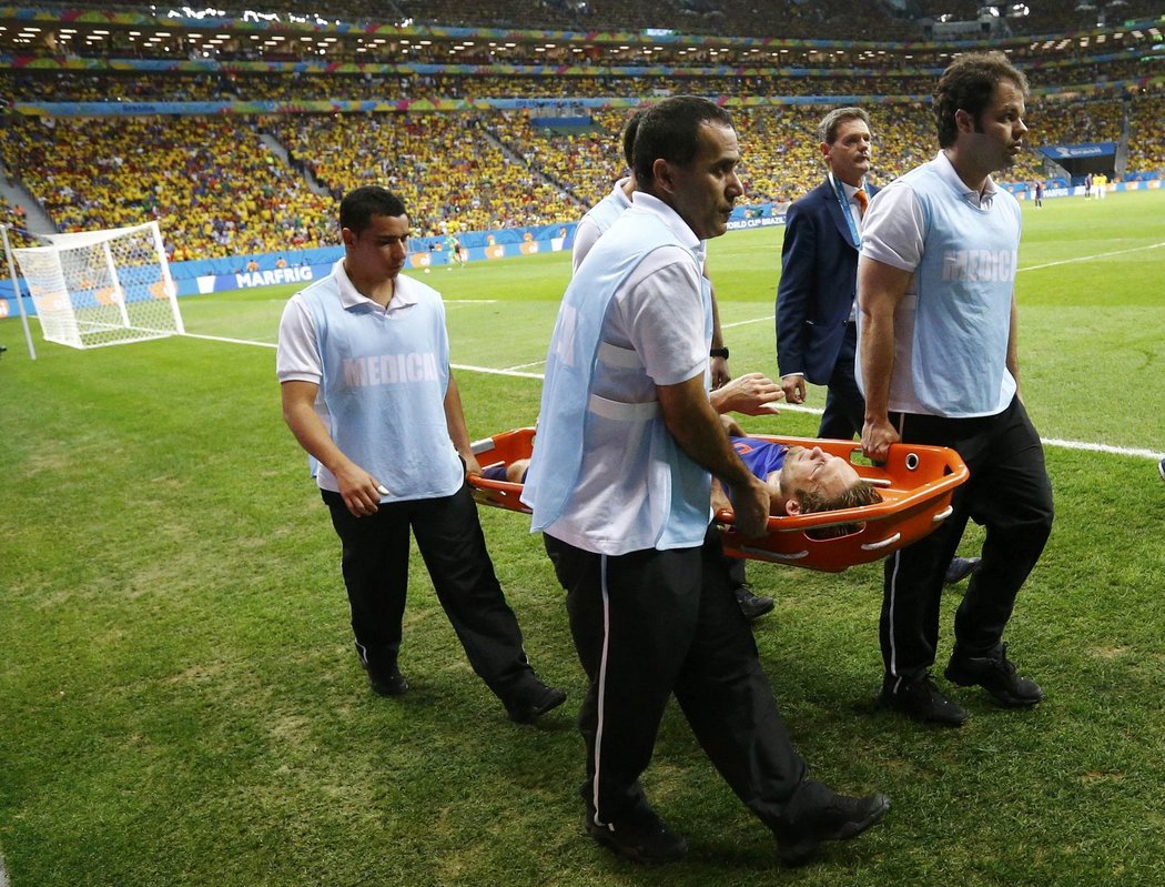 Blind se při utkání zranil, museli ho odnést na nosítkách