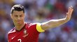 Kapitán Portugalska Ronaldo s omluvným gestem.