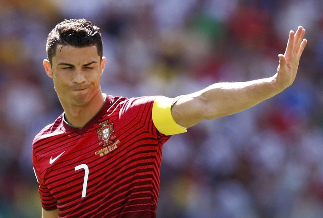 Kapitán Portugalska Ronaldo s omluvným gestem.