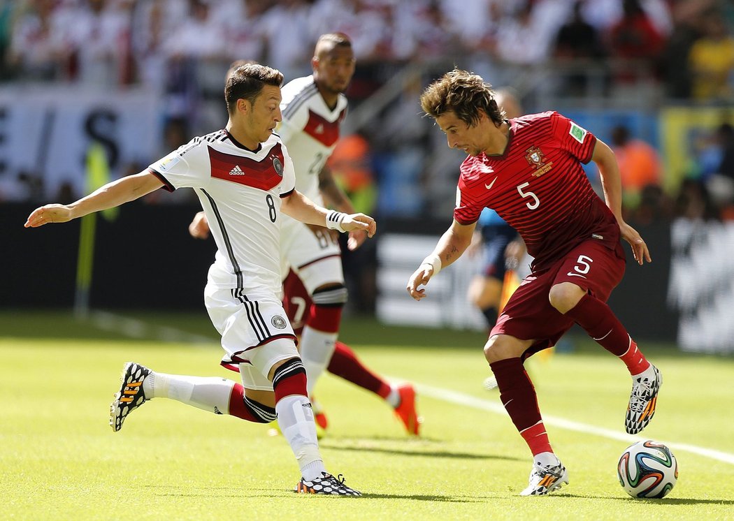 Fabio Coentrao v souboji s Mesutem Özilem.