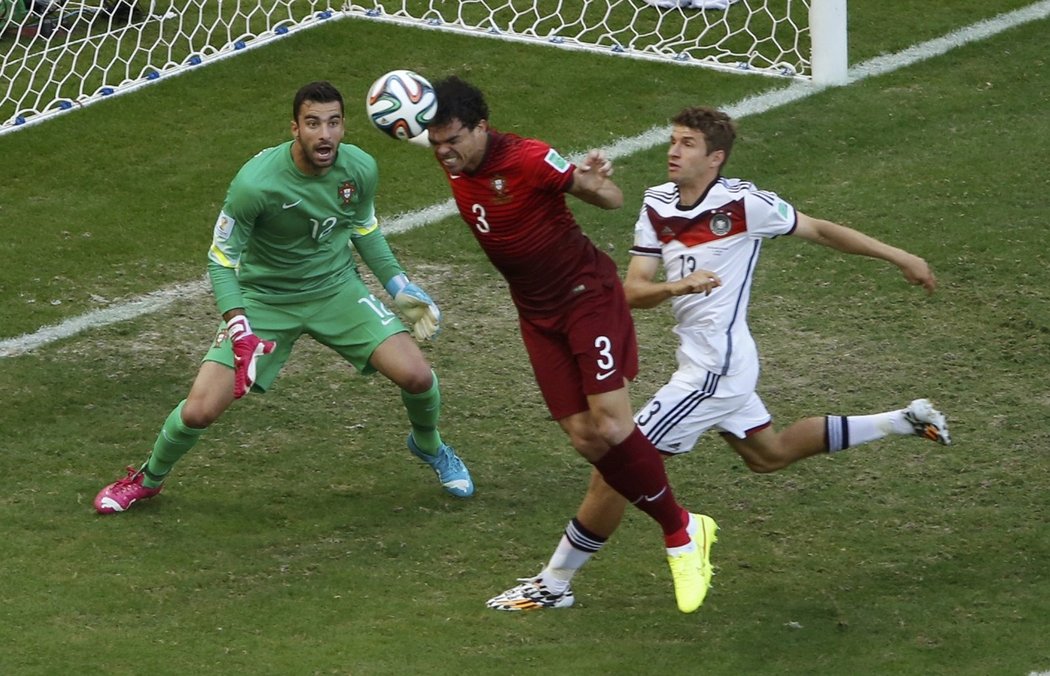 Portugalec Pepe v hlavičkovém souboji s Thomasem Müllerem.