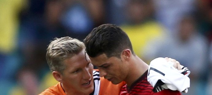 Cristiana Ronalda po utkání utěšoval Bastian Schweinsteiger.