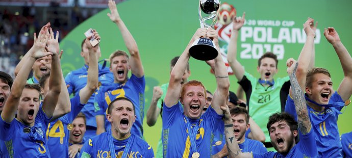 Ukrajinští fotbalisté do dvaceti let se radují z triumfu ve finále mistrovství světa...