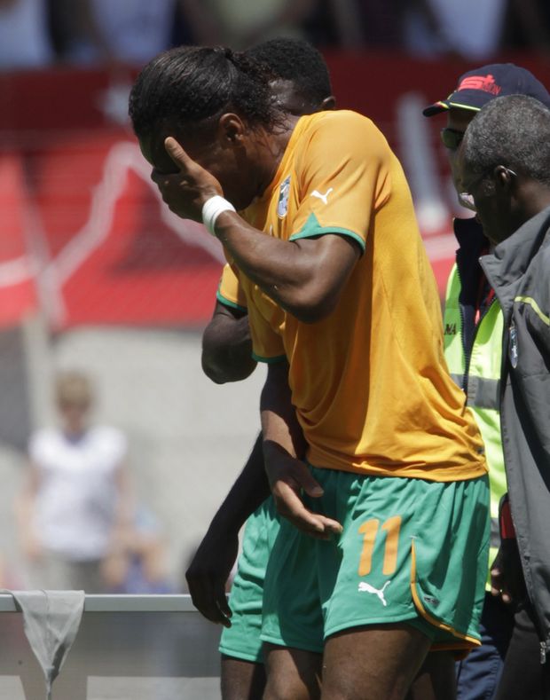 Drogba skrývá tvář v dlaních. Při jednoum ze soubojů v přípravě s Japonskem si zlomil ruku. Stihne začátek MS? Drogba skrývá tvář v dlaních. Při jednoum ze soubojů v přípravě s Japonskem si zlomil ruku. Stihne začátek MS?
