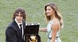 Trofej pro mistry světa představil fotbalista Carles Puyol a brazilská modelka Gisele Bündchen