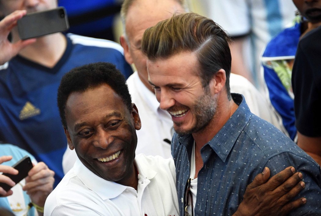 David Beckham se během finále MS v Brazílii na stadionu objímal s Pelém