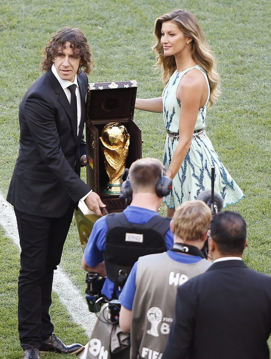 Trofej pro mistry světa představil fotbalista Carles Puyol a brazilská modelka Gisele Bündchen
