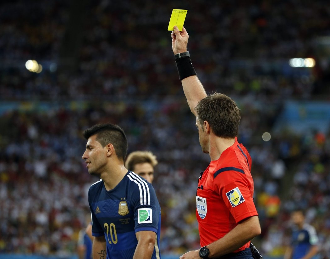 Rozhodčí Rizzoli rozdal během finále mezi Argentinou a Německem požehnaně žlutých karet