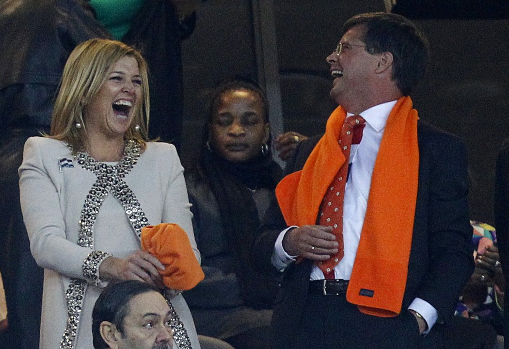 Na utkání nesměli chybět španělská princezna Maxima s nizozemským premiérem Balkenendem
