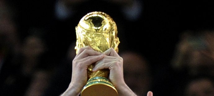 Iker Casillas třímá v ruce trofej světových šampionů