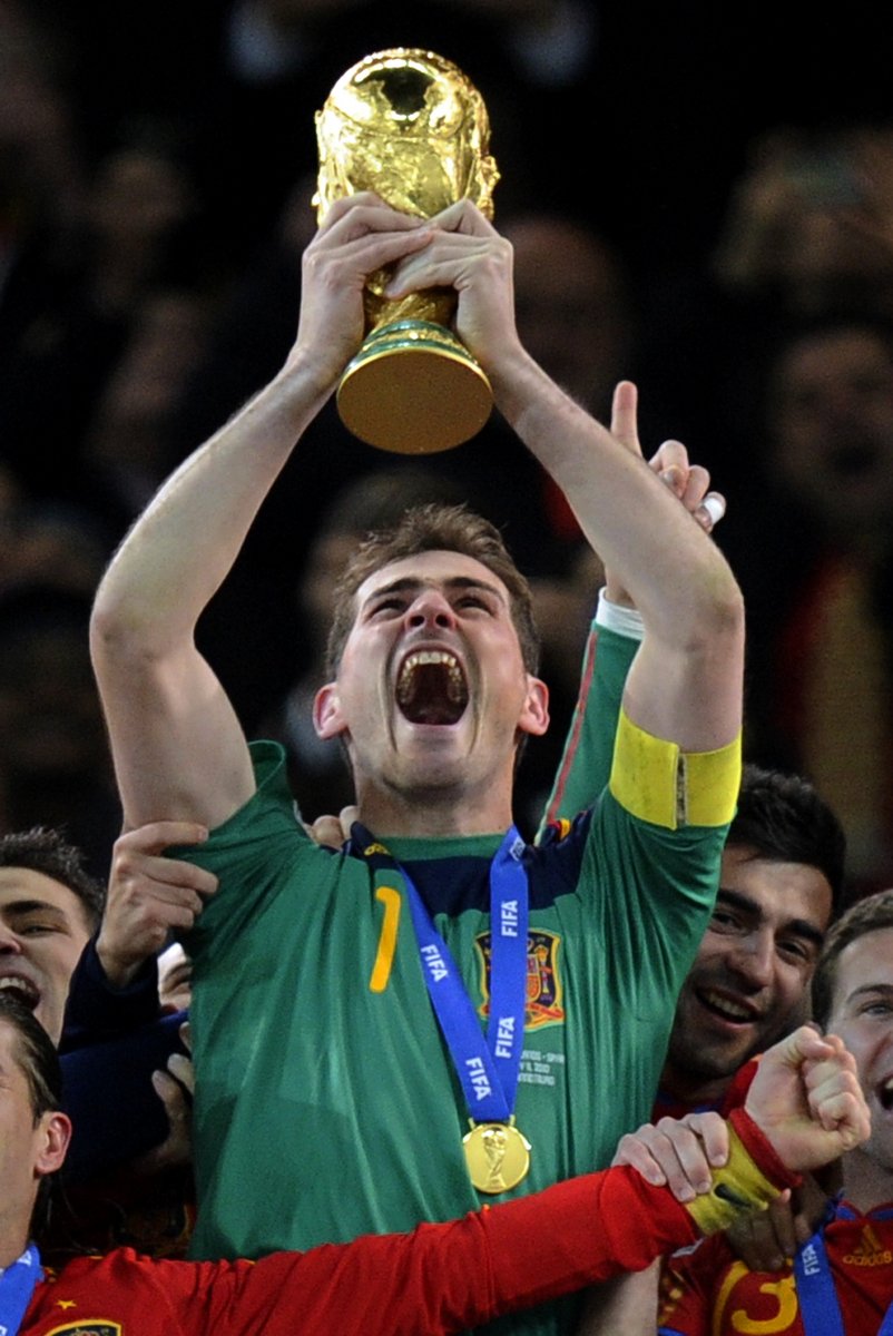 Iker Casillas třímá v ruce trofej světových šampionů