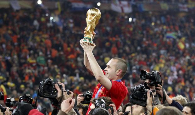 Iniesta s pohárem Iniesta s pohárem