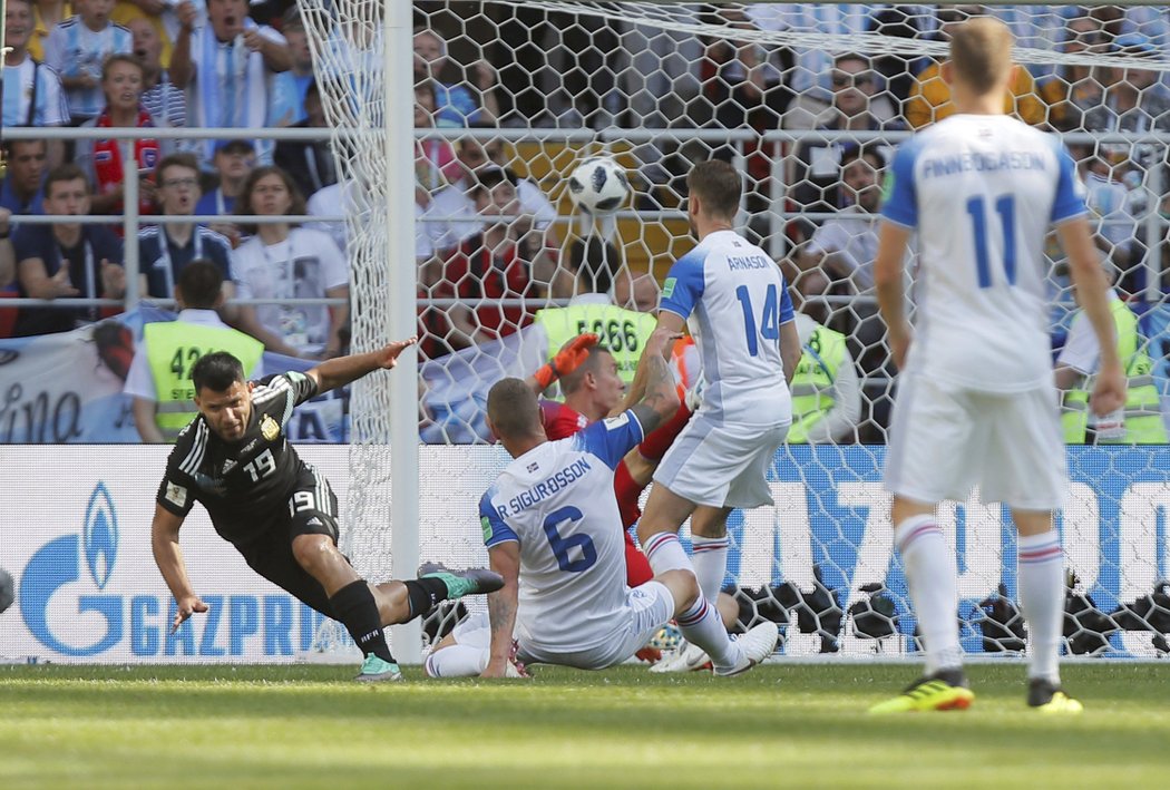 Sergio Aguero se trefil z otočky náramně do sítě Islandu